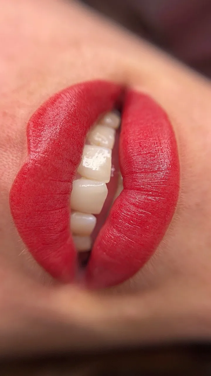 Resultado duradero de micropigmentación de labios en tono natural