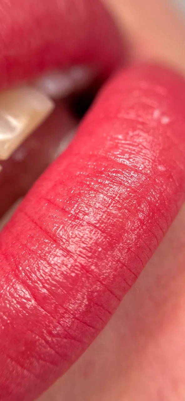 Primer plano de micropigmentación de labios en tono rosado, trabajo en Málaga