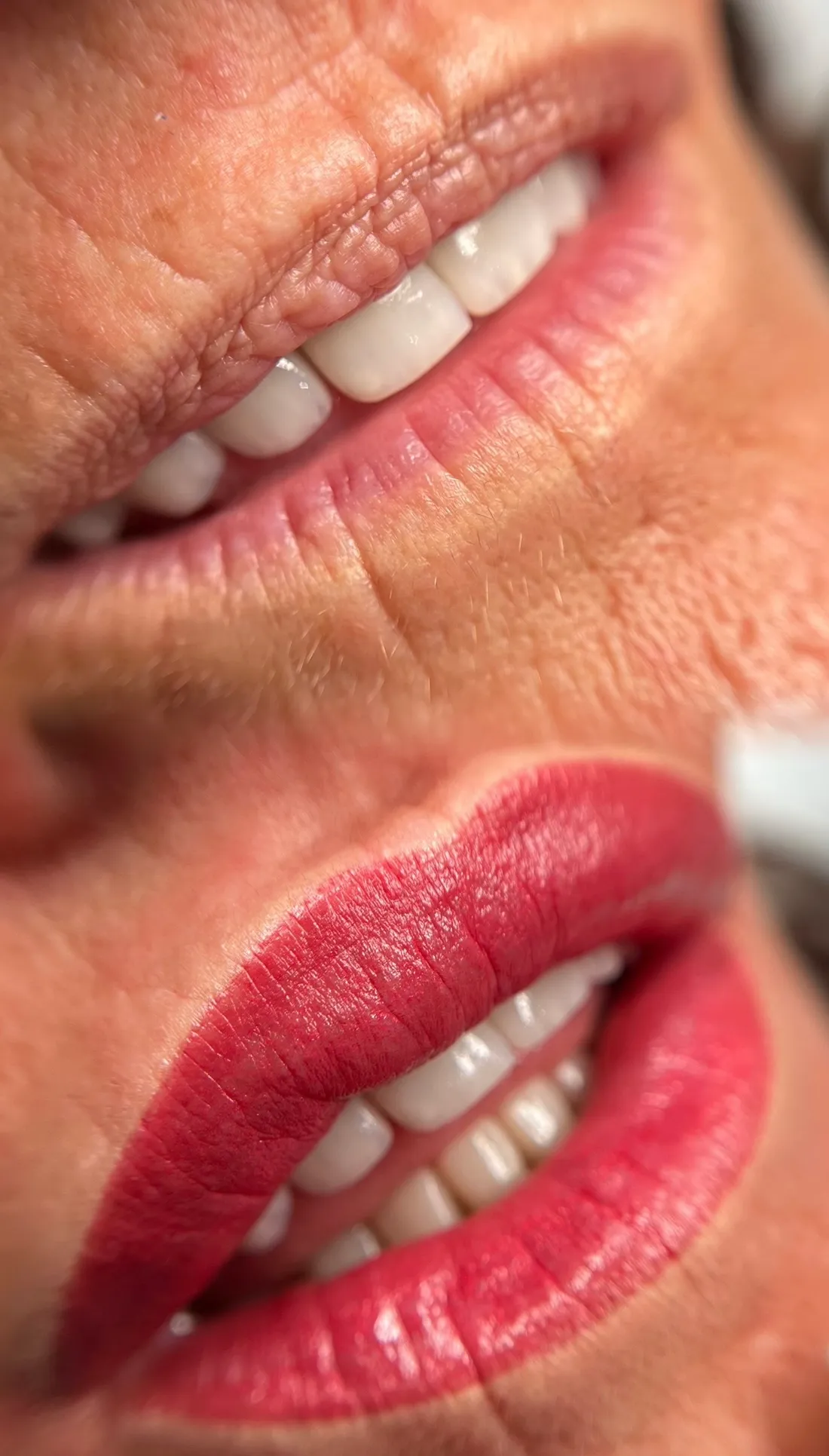 Labios recién micropigmentados en tono cereza